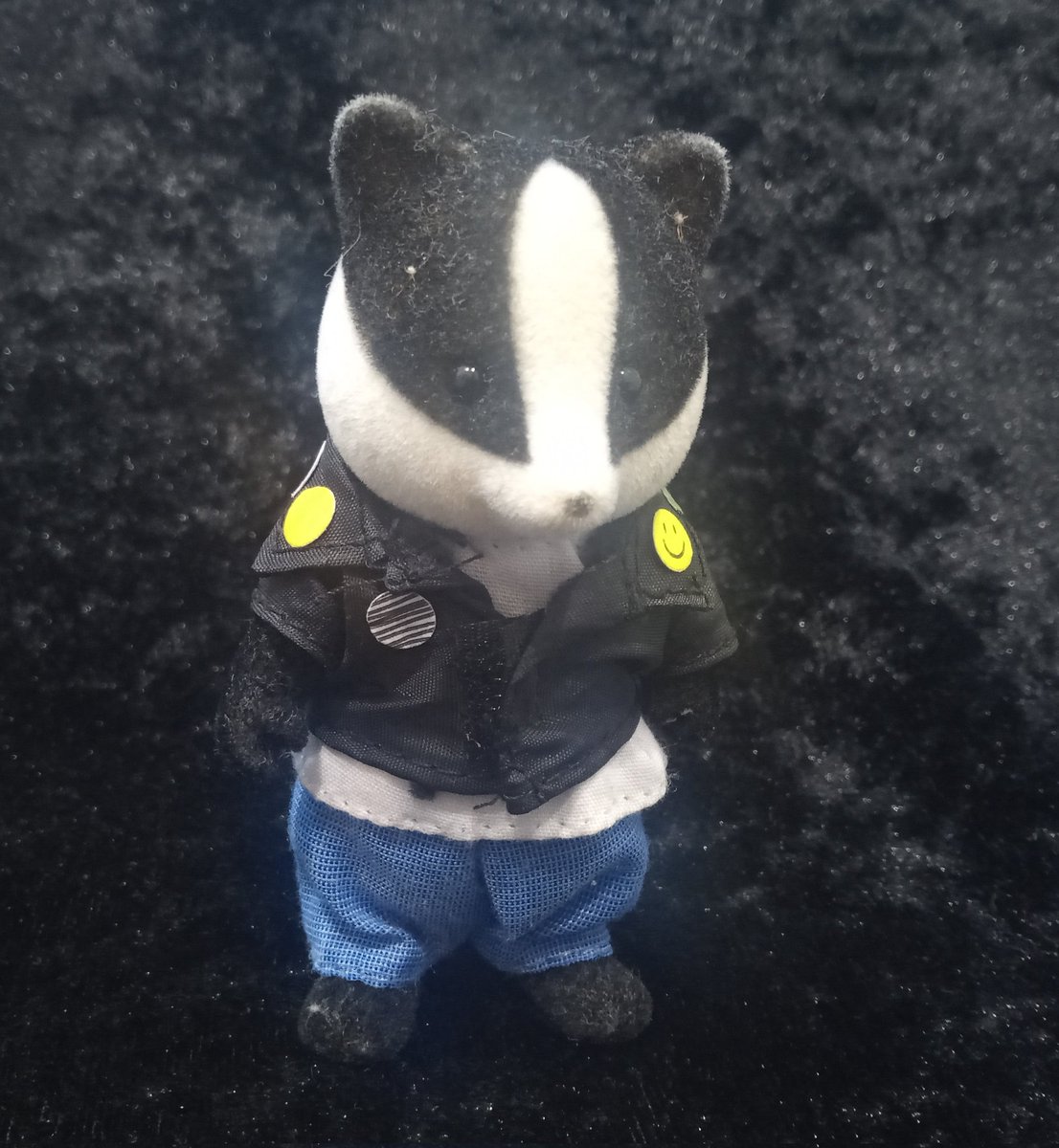 Hell Badger (decked in leather jacket with badges) hopes to see you tomorrow! See pinned post 🤘🦡
#CoolUniqueBadgesForCoolUniquePeople #hemelhempstead #craftfair #badger #sylvanianfamilies #RoyalAnnouncement #buttonbadges #craftfair