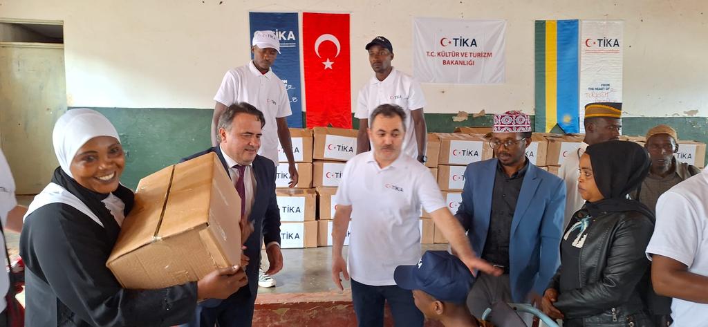 Çeşitli temaslarda bulunmak üzere Ruanda'ya gelen TİKA heyeti ihtiyaç sahiplerine gıda yardımı gerçekleştirmiştir. @Tika_Turkiye