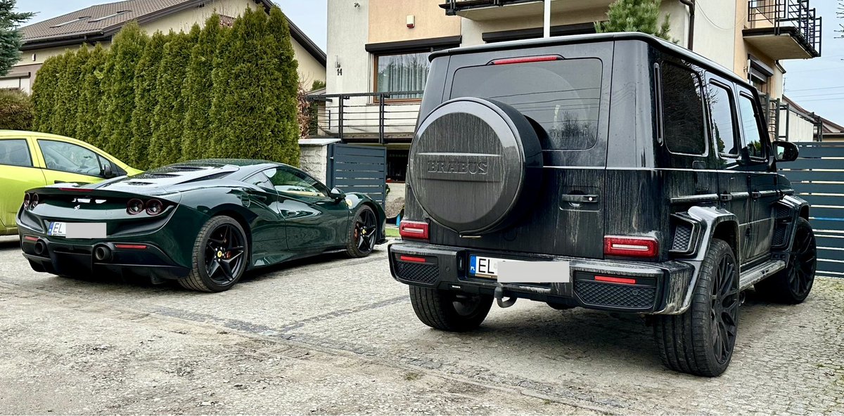 OliWojowniczka's tweet photo. Luźny biedny Łódzki zestaw ;) LEFT ⬅️ or RIGHT ➡️ #ferrari #brabusgclass @auto_moto_pl miłego weekendu MOTO świry 🫡 #carspotting #luxurycars #auta https://t.co/o8OCn5FGg3