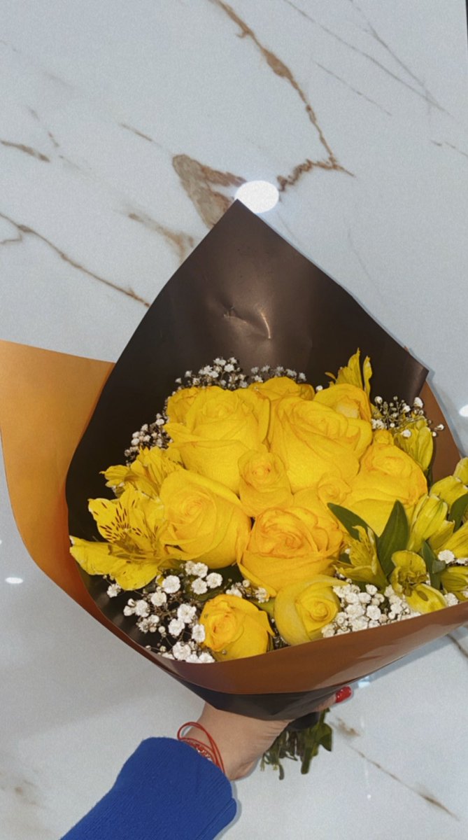 fervgaa's tweet photo. Recibí flores amarillas ayer 💛 https://t.co/QXPfFaLeIo