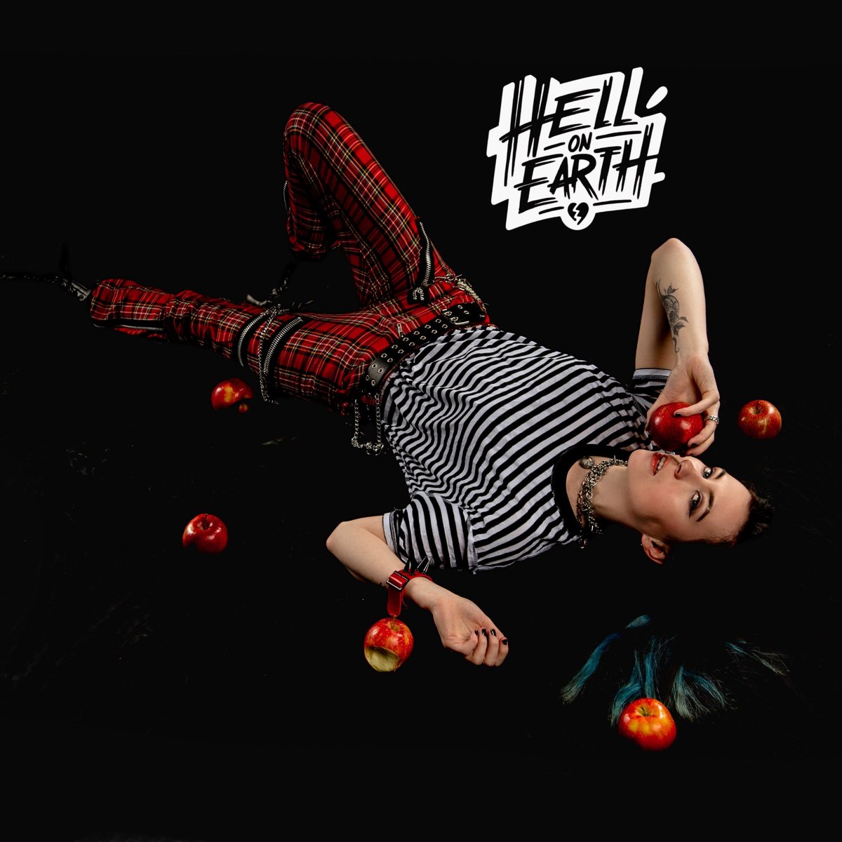 wendymooreburne's tweet image. Yeah!!! New single 'Hell On Earth' 🌍🔥 APRIL 5 🍎🐍 
This is the artwork :) Do you like it?? You can pre-save #hellonearth through the link in my bio or whatever. 
.
.
.
#newmusic #muziek #spotifynl #poprock #altpop