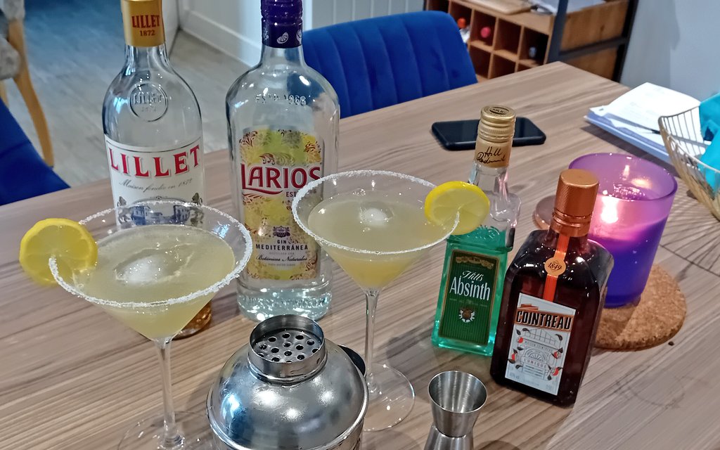 Happy Friday. Cocktail time with a serious one this week. The Corpse reviver (No 2). Gin, Countreau, Kia Lillet, Lemon and dash of Absinthe. Shake in ice, smash it away and fall over 🍸😵‍💫🥳 #HappyFriday #CocktailHour #Binjuice