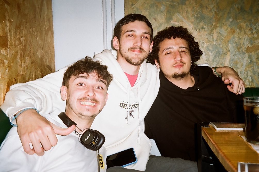rataorejona's tweet photo. he revelado el carrete por fin y soy huesos qué amigos más guapos tengo https://t.co/hPnO22Dou0