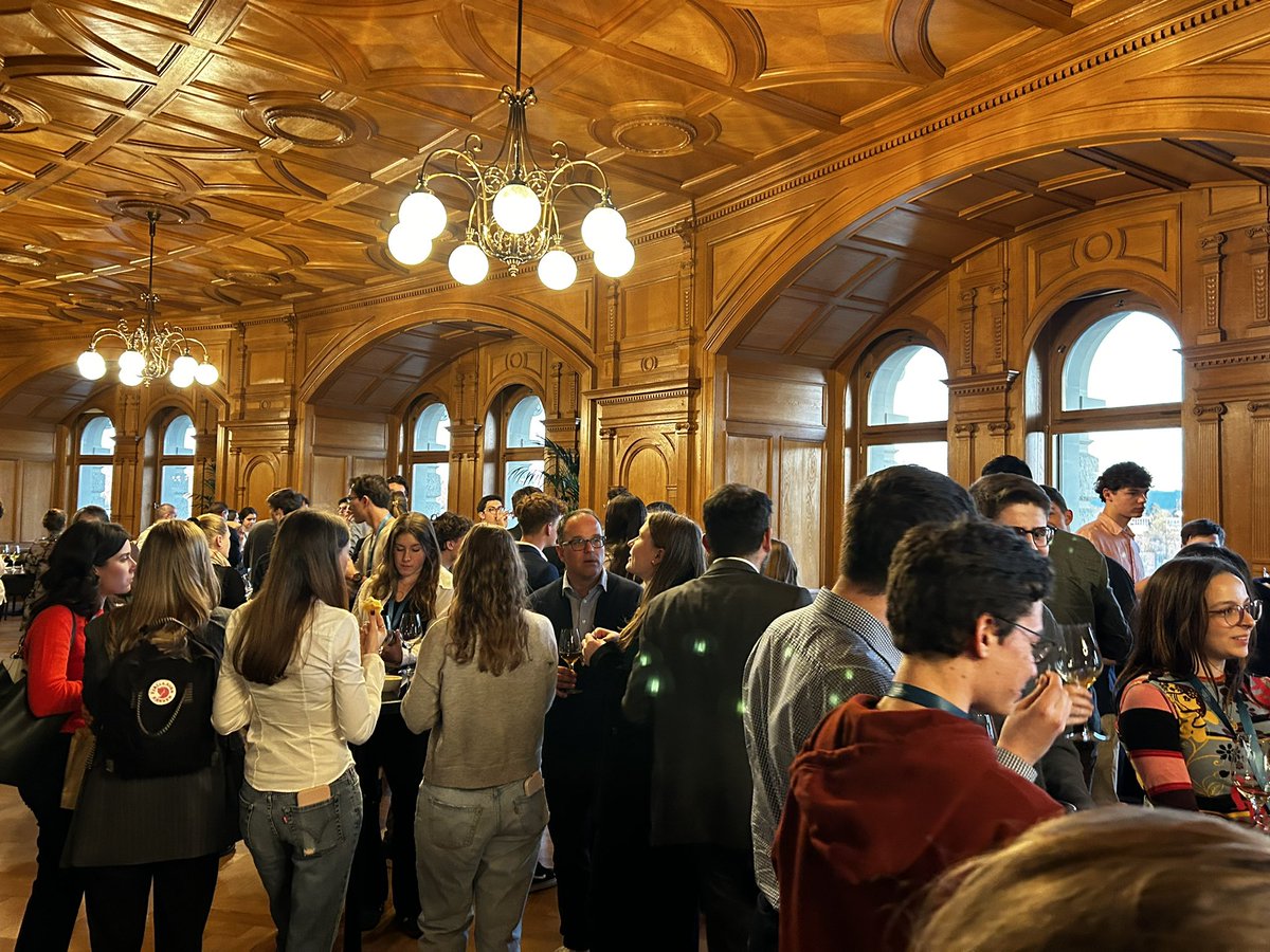 yesinspires's tweet photo. Von der 13. AHV-Rente jusqu’au parcours personnel politique – das und viel mehr wurde zwischen Debattierenden und Nationalrätinnen und Nationalräten am Nationalen Finale von #Lajeunessedébat diskutiert! Merci @CottierDamien, @Sarah_Wyss, @marcjost, @Valerie_Piller, @anderageru https://t.co/9XXOBWCl2Q