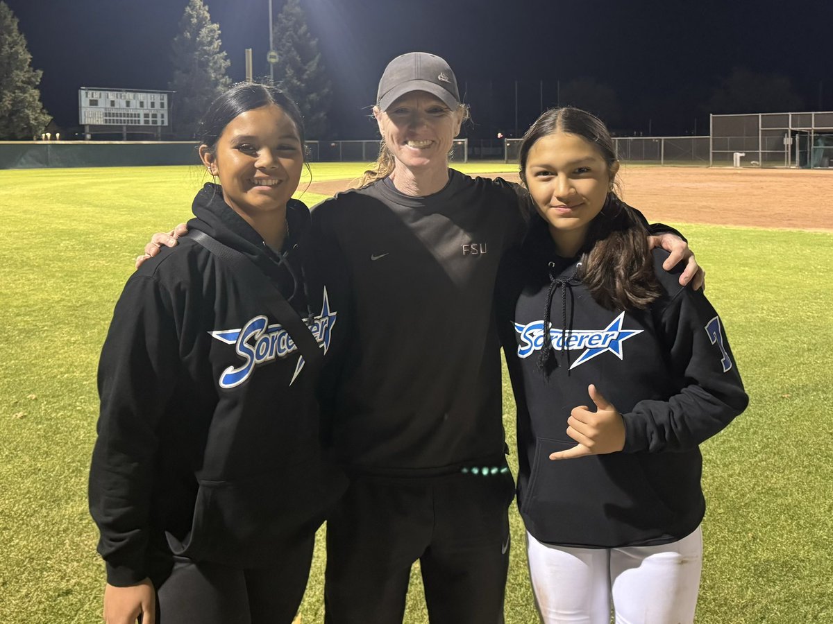 My newest #softballsistah @brooklynahlogarcia and I got some fielding work in this week from the #goat Coach <a href="/pickering_sara/">Sara Pickering</a> #HOF 
Gottah get those hands ready for SoCal! #InvitationOnly 

#handslikebutter #posture #smoothassilk #byrdgang #SSeven
<a href="/sorcerer2028/">Sorcerer 2028</a> #shakasup