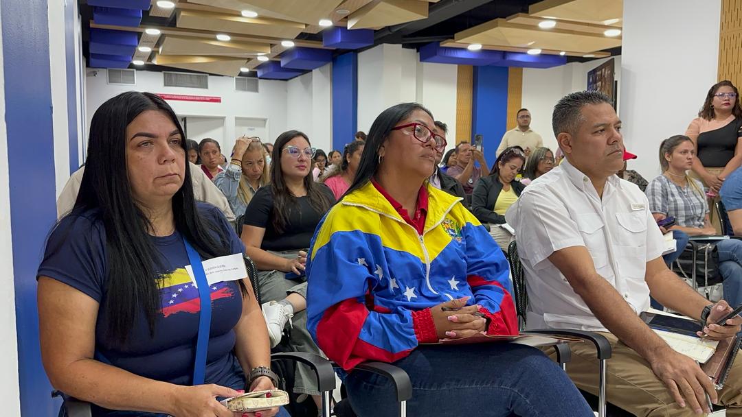 #Hoy🚨 || Min. @IMVillarroel1: El Cmdte. Chávez nos enseñó la autocrítica, queremos saber que está mal y qué nos falta, tenemos la responsabilidad con el pueblo para que se sientan atendidos y motivados en cuanto a la solución de sus necesidades #ConstruyendoPatria