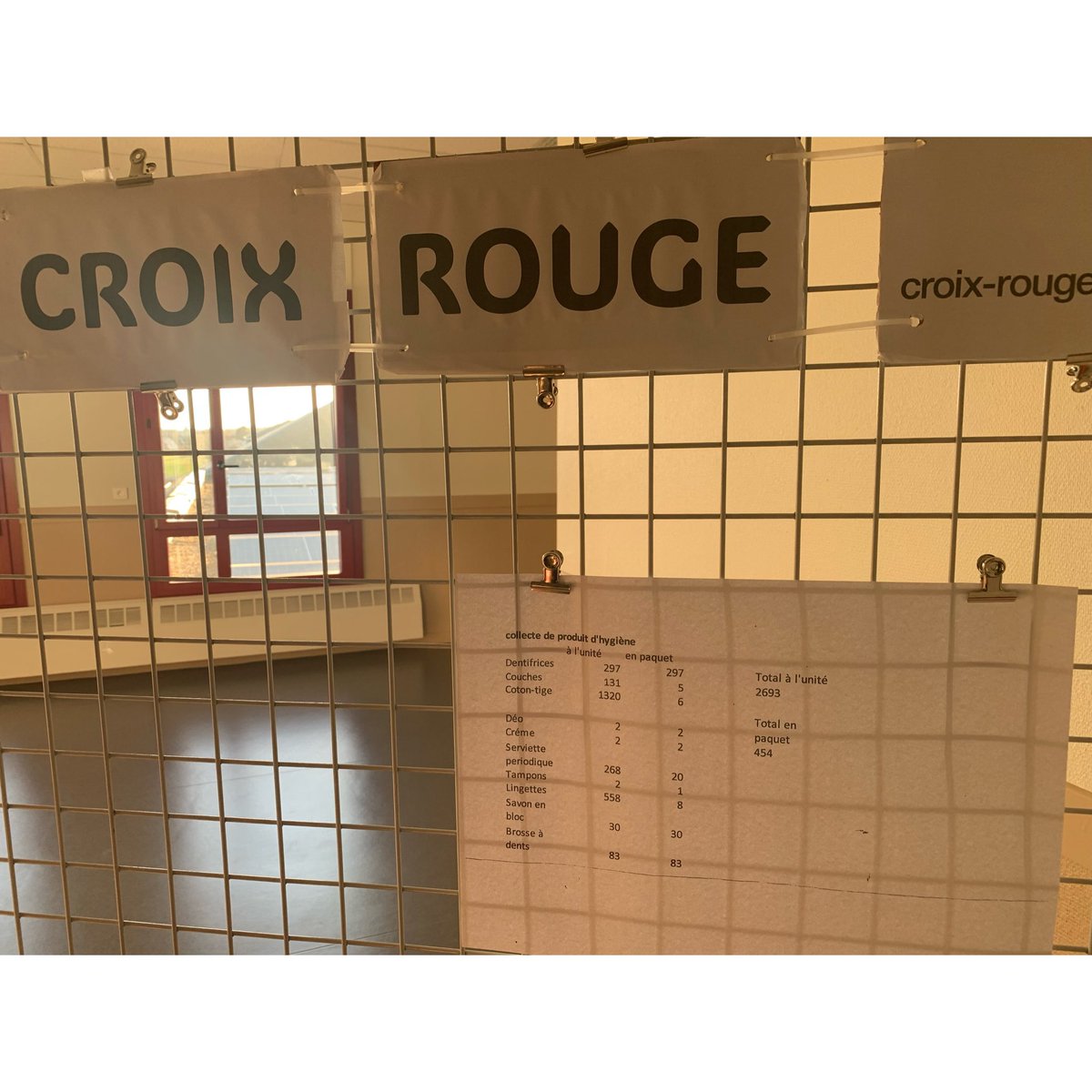 #PortesOuvertes du collège : Des élèves représentants de la 5A expliquent aux visiteurs les quatre projets montés dans le cadre de l’option #CroixRouge. #solidarité #humanisme #parcourscitoyen En exergue, le projet de récolter des dons de produits d’hygiène : une réussite !