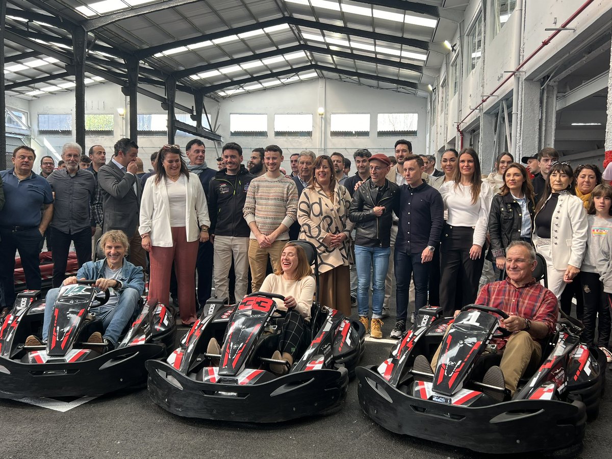 JulianIantzi1's tweet photo. Ya hemos inaugurado el karting de los Vilariño en irun e ideal.  Y hemos hemos tenido un pique Korta,  Fito Cabrales y yo... resultado? Ha pasado de todo!!🤣. Gaur arratsaldeko 17.00tan irekiera ofiziala.  Joan eta gozatu!😍 @AnderVilarino2 @Angelavilarino7 @vilarinomotor https://t.co/GA4M0AVotA