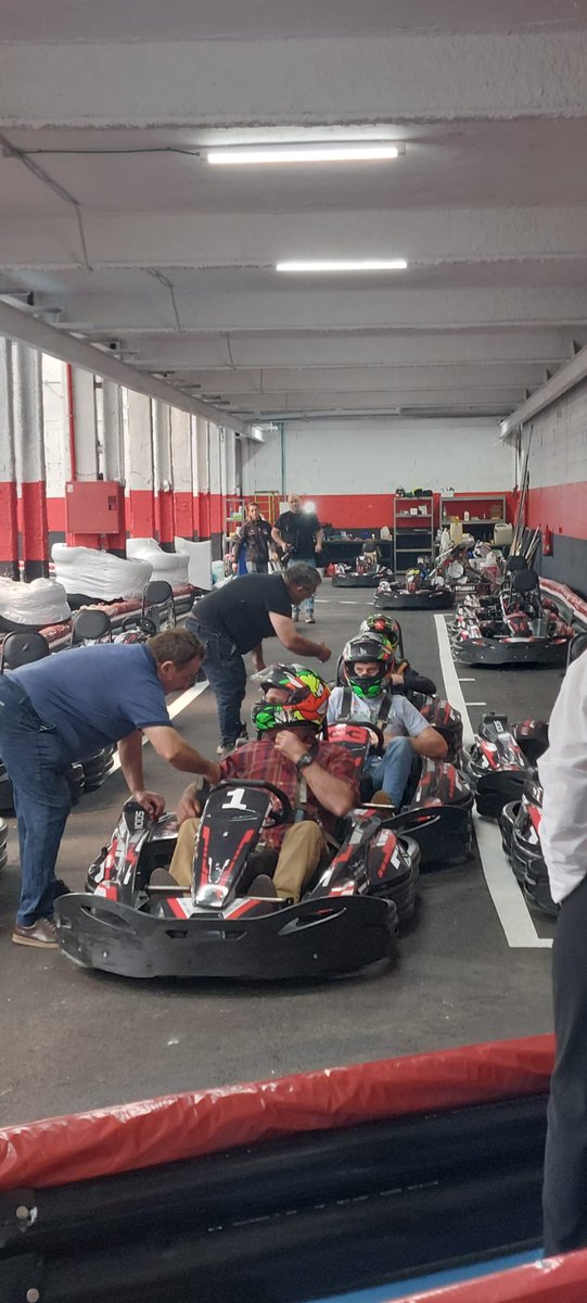 JulianIantzi1's tweet photo. Ya hemos inaugurado el karting de los Vilariño en irun e ideal.  Y hemos hemos tenido un pique Korta,  Fito Cabrales y yo... resultado? Ha pasado de todo!!🤣. Gaur arratsaldeko 17.00tan irekiera ofiziala.  Joan eta gozatu!😍 @AnderVilarino2 @Angelavilarino7 @vilarinomotor https://t.co/GA4M0AVotA
