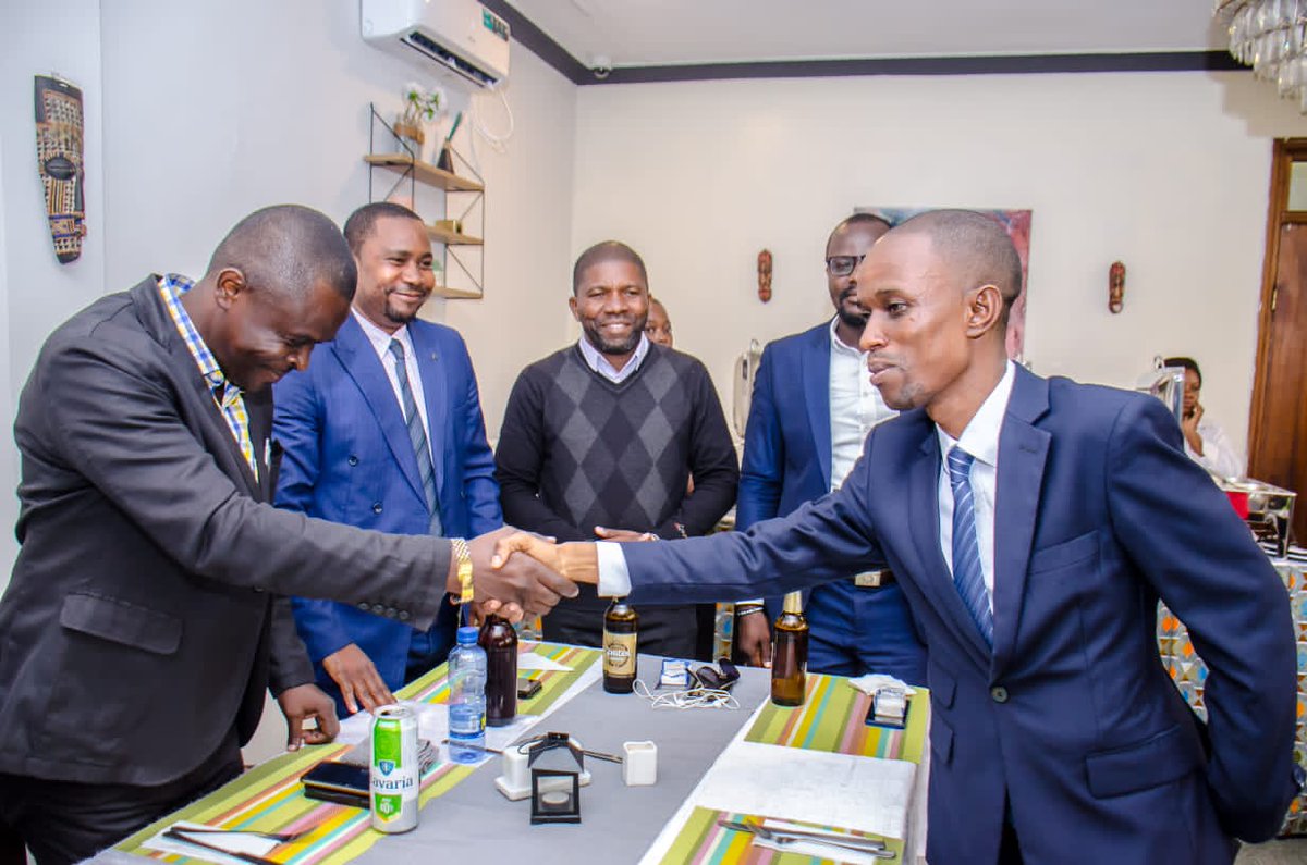 UncMasina's tweet photo. Réception chaleureuse en l'honneur d l'honorable MBOMA KUMEZA GABORIAN par les sec fédéraux UNC/Kin, soulignant les qualités remarquables d l'honorable, comparé à Vital Kamerhe pour sn leadership pacifik &amp; rassembleur. Les sec fédéraux ont appelé à exploiter son expertise. 🔴⚪️🎉 https://t.co/fAkttBhQEZ