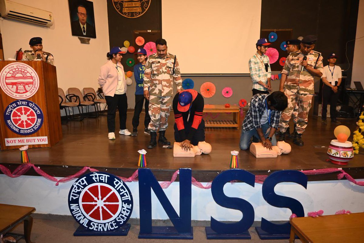 ddnews_guwahati's tweet image. আজি @ITBP_official এ পঞ্জাৱ বিশ্ববিদ্যালয়ত #NationalServiceScheme ৰ স্বেচ্ছাসেৱকসকলক দুৰ্যোগ ব্যৱস্থাপনা আৰু প্ৰশমনৰ বিষয়ে প্ৰশিক্ষণ প্ৰদান কৰে।
#HIMVEERS
#NITSRDR