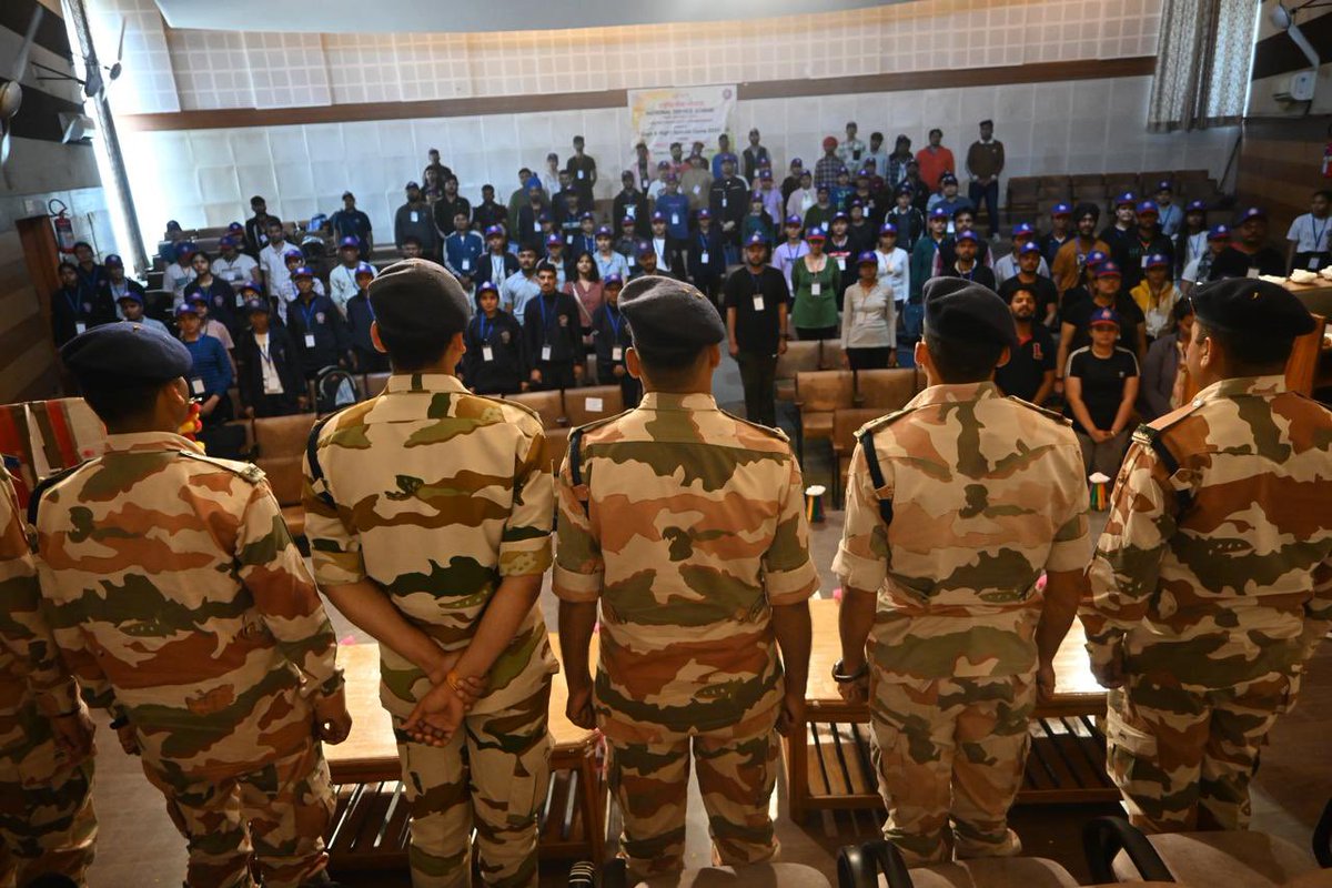 ddnews_guwahati's tweet image. আজি @ITBP_official এ পঞ্জাৱ বিশ্ববিদ্যালয়ত #NationalServiceScheme ৰ স্বেচ্ছাসেৱকসকলক দুৰ্যোগ ব্যৱস্থাপনা আৰু প্ৰশমনৰ বিষয়ে প্ৰশিক্ষণ প্ৰদান কৰে।
#HIMVEERS
#NITSRDR