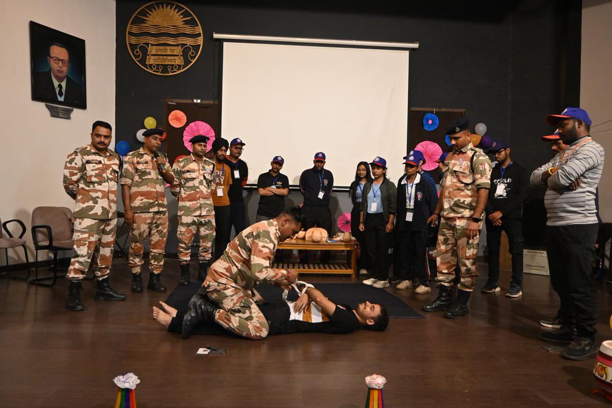 ddnews_guwahati's tweet image. আজি @ITBP_official এ পঞ্জাৱ বিশ্ববিদ্যালয়ত #NationalServiceScheme ৰ স্বেচ্ছাসেৱকসকলক দুৰ্যোগ ব্যৱস্থাপনা আৰু প্ৰশমনৰ বিষয়ে প্ৰশিক্ষণ প্ৰদান কৰে।
#HIMVEERS
#NITSRDR