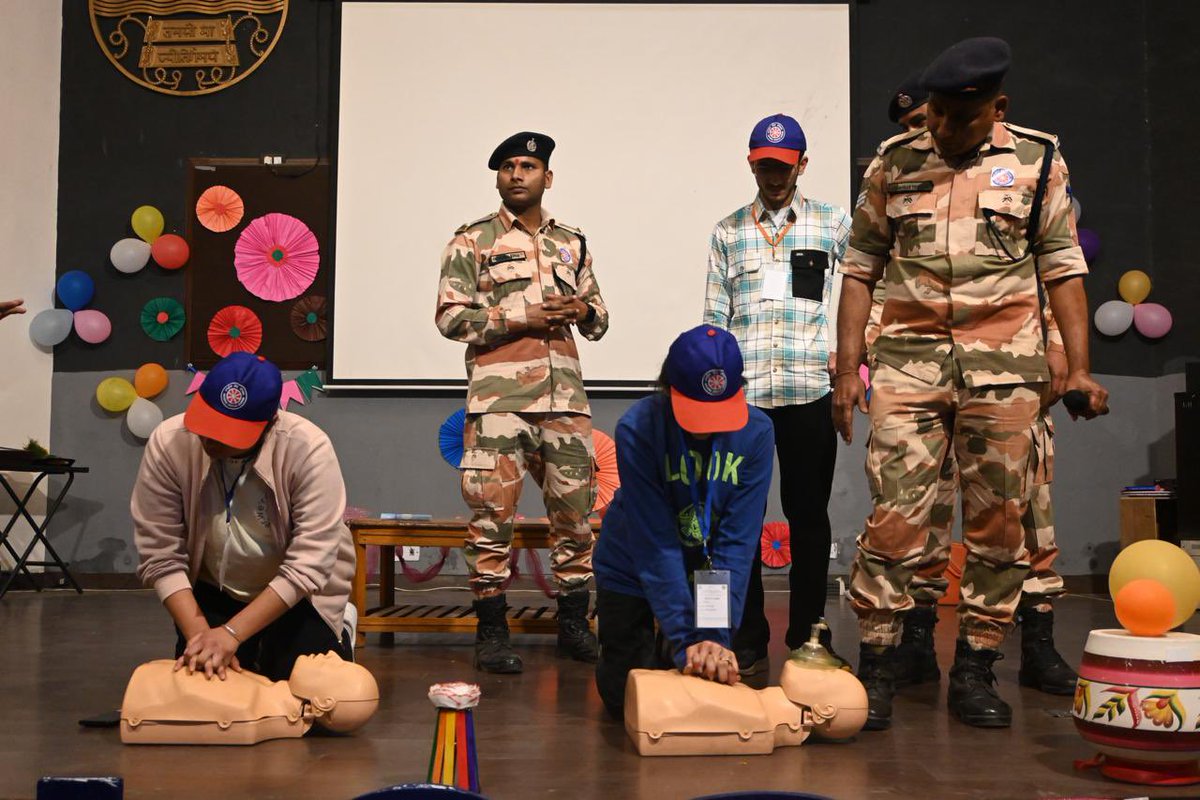 ddnews_guwahati's tweet image. আজি @ITBP_official এ পঞ্জাৱ বিশ্ববিদ্যালয়ত #NationalServiceScheme ৰ স্বেচ্ছাসেৱকসকলক দুৰ্যোগ ব্যৱস্থাপনা আৰু প্ৰশমনৰ বিষয়ে প্ৰশিক্ষণ প্ৰদান কৰে।
#HIMVEERS
#NITSRDR