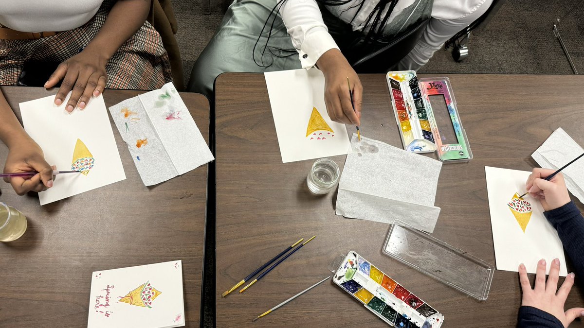 OISE_GSRC's tweet photo. Getting artsy at the Hart House Get Crafty workshop! 🖌️🎨 #OISEGSRC https://t.co/DosRMP9aTc