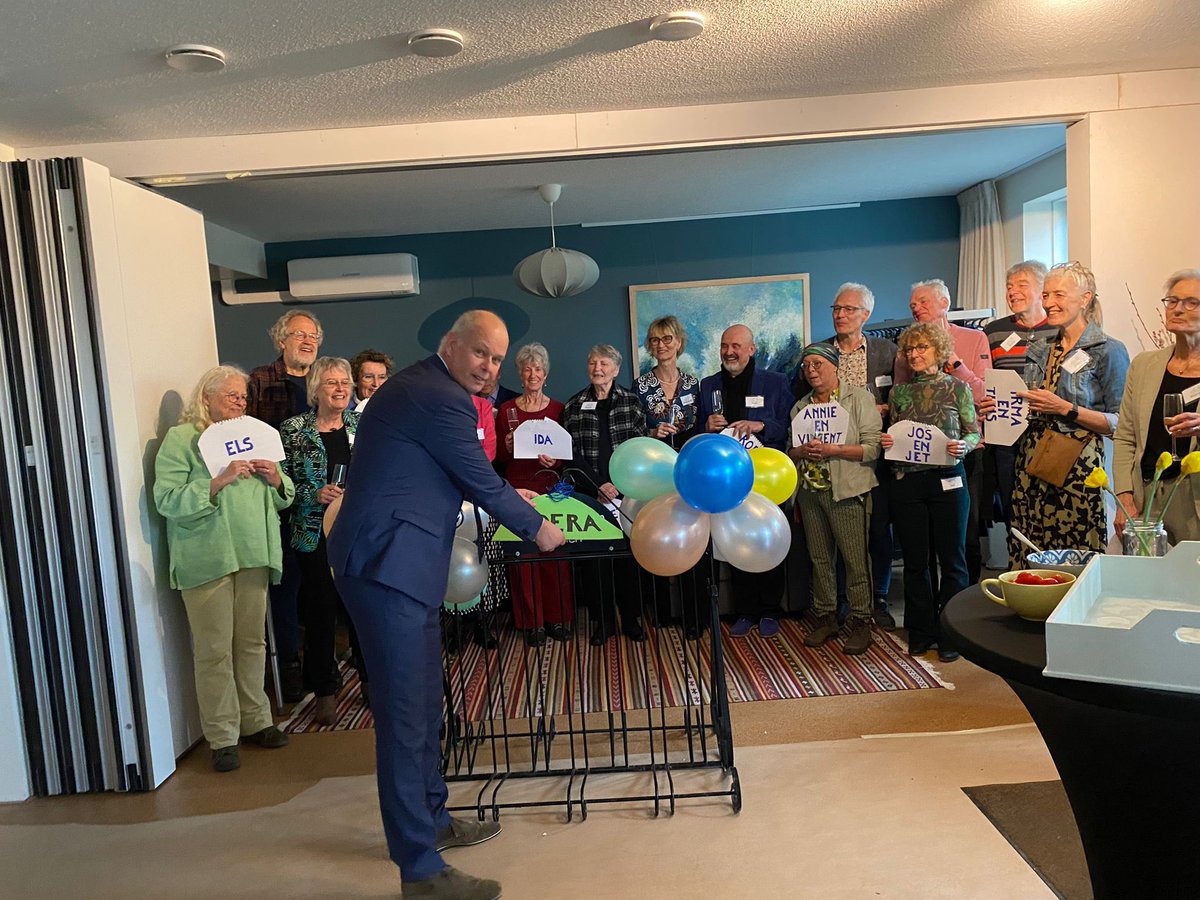 Marcel_Blind's tweet photo. Vanmiddag heb ik het CPO project “grijs en groen” in de natuurinclusieve wijk #Olstergaard mogen openen samen met de 18 inwoners van de appartementen. Wat een gaaf project! @GemOlstWijhe https://t.co/WxuzectsVO