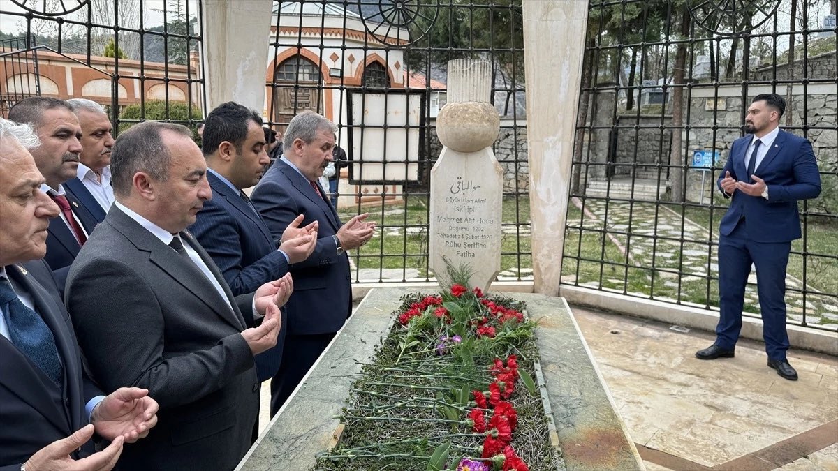 İskilipli Atıf Hoca’nın kabrini ziyaret eden Mustafa Destici Bey’i tebrik ve takdir ediyoruz.. Allah kendisinden razı olsun.