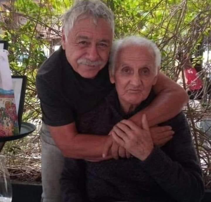 elmonochico's tweet photo. ¡FO-TA-ZA! 📸🙌
Tiempo atrás Carlos Caszley captó la atención en redes sociales tras publicar esta imagen entre dos figuras históricas del fútbol chileno.
Cuantos goles en una solo foto! 👏👏 #LeonelSanchez #ReyDelMetroCuadrado https://t.co/Kxxw9RQewN