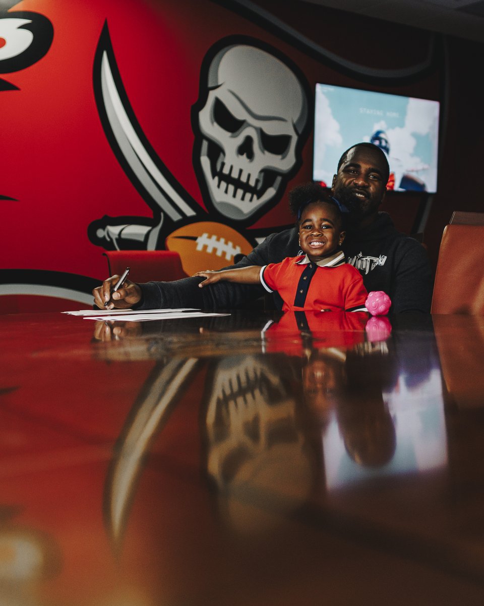 Buccaneers's tweet photo. Lavonte David is staying home 🥹 https://t.co/szUpzlJZu8