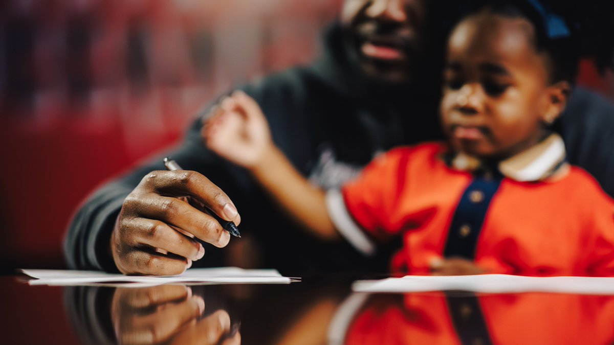 Buccaneers's tweet photo. Lavonte David is staying home 🥹 https://t.co/szUpzlJZu8