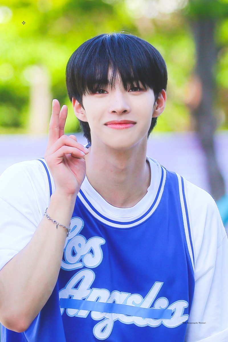 230523 #유나이트 #현승 #김현승 #YOUNITE #HYUNSEUNG 국제 강아지의 날을 맞아 우리집 강아지를 소개합니다.🐶