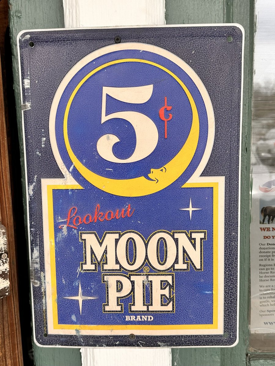 ChuckWhiting's tweet photo. Visiting Bell Buckle, Tennessee, where “signs” take us to a time gone by… #ChuckWhiting #ChucksDiary #BellBuckle #Art #Arts #MusicCityArts https://t.co/tgjD1zxdXd