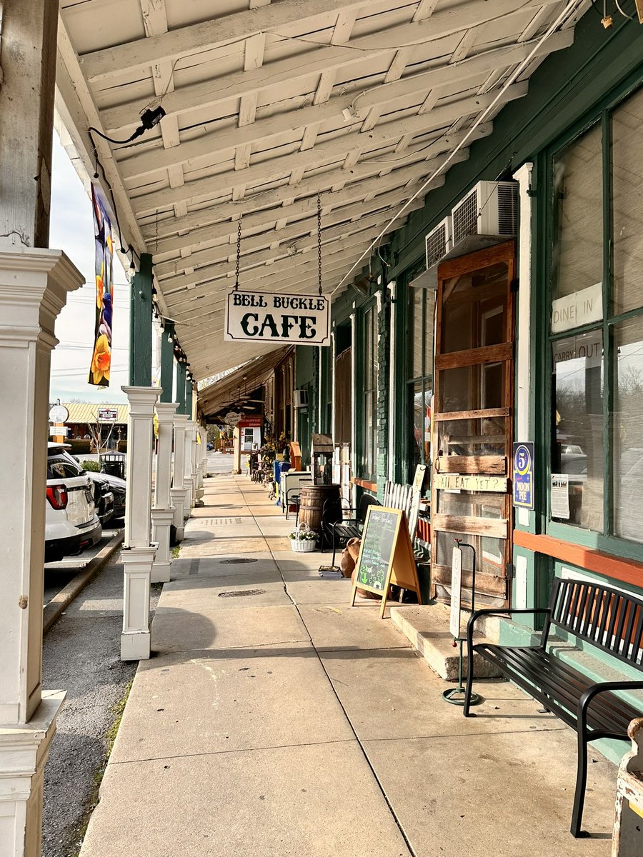 ChuckWhiting's tweet photo. Visiting Bell Buckle, Tennessee, where “signs” take us to a time gone by… #ChuckWhiting #ChucksDiary #BellBuckle #Art #Arts #MusicCityArts https://t.co/tgjD1zxdXd