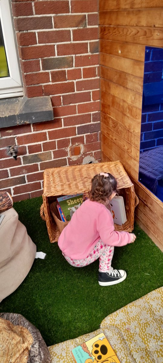 ohubo23's tweet photo. What an amazing session this little hub time, we painted bunnies 🐰, made Easter cards 🐣, and ended the day with an Easter egg hunt 🥚, thank you to all the mums and dad's who came. We are now off for the Easter break and will see you after the holidays 😀 https://t.co/Df8EWM2T6p