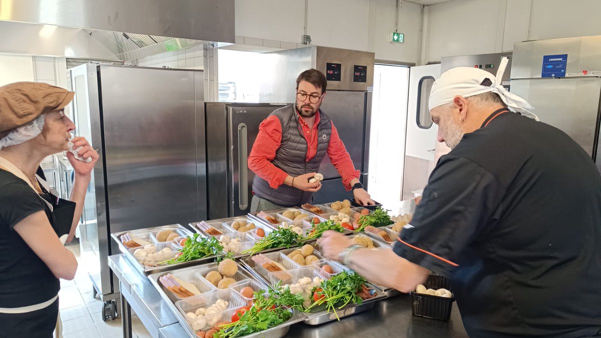 LaurentPAUL_Occ's tweet photo. Job Chef, un concours culinaire pour faire naître des vocations de cuisiniers. 
👉 Aujourd’hui 10 candidats ont participé au concours de cuisine au Lycée SAVIGNAC - #VillefranchedeRouergue.  Une formation sera financée par la #Région_Occitanie et #FranceTravail  aux participants. https://t.co/VZRVRl0x1L