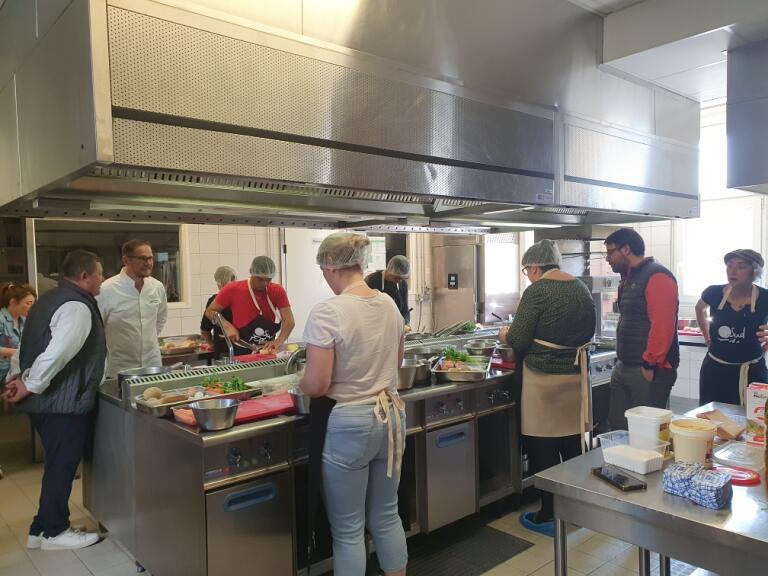 LaurentPAUL_Occ's tweet photo. Job Chef, un concours culinaire pour faire naître des vocations de cuisiniers. 
👉 Aujourd’hui 10 candidats ont participé au concours de cuisine au Lycée SAVIGNAC - #VillefranchedeRouergue.  Une formation sera financée par la #Région_Occitanie et #FranceTravail  aux participants. https://t.co/VZRVRl0x1L