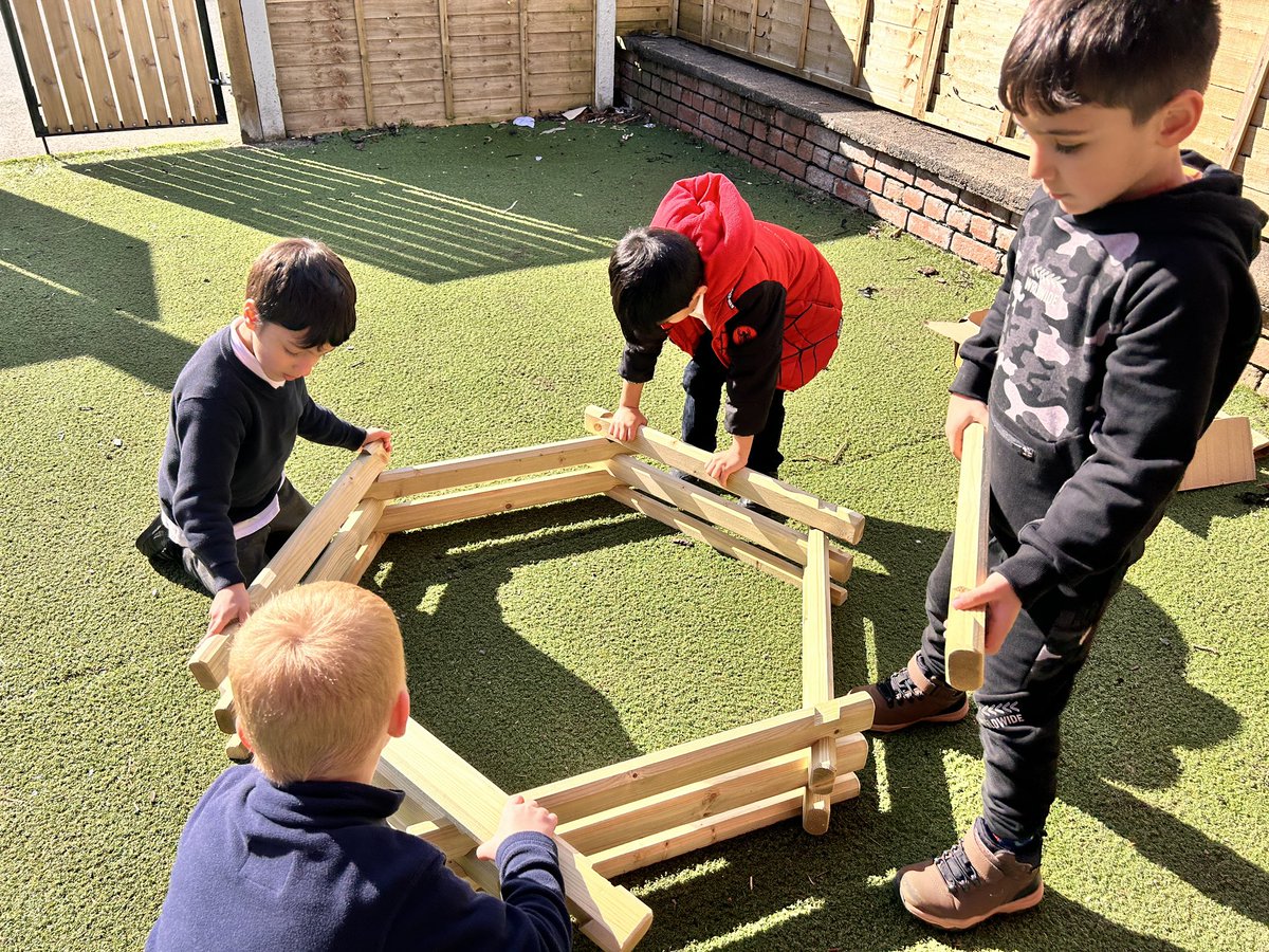 Holtonprimary's tweet photo. These #HPSRec superstars had to use great communication skills and collaborate effectively to build the new school pond! #HPSSciTech https://t.co/d2AgSp61sZ
