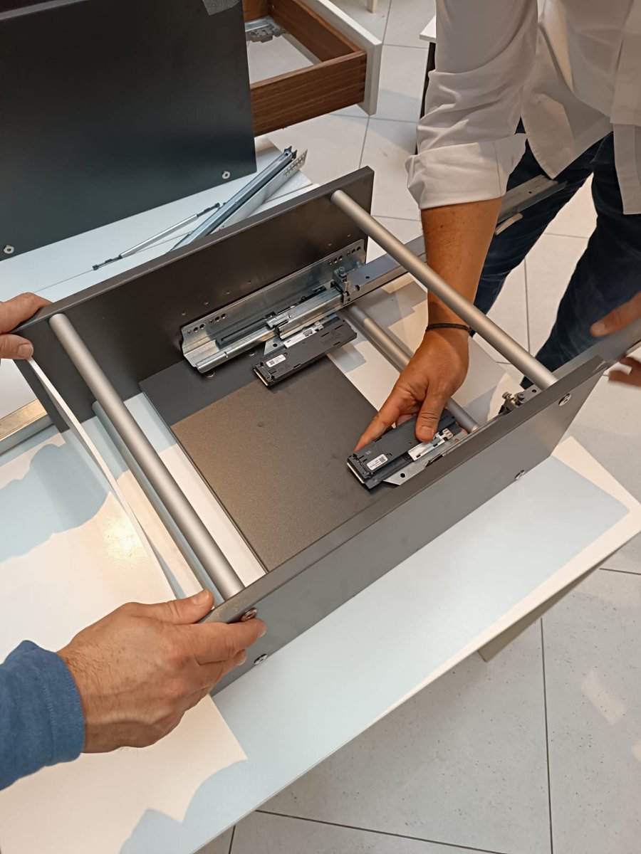 Gràcies a Albert Castan, representant de @HettichUK, fabricant de ferramenta per a fusteria i ebenisteria, per les xerrades tècniques sobre els nous sistemes de guies correderes per a armaris i de calaixos, a tots l’alumnat dels Cicles de fusta i moble, Mitjà i Superior.