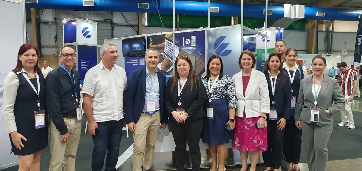 RaldelaNuezMor1's tweet image. Hoy la @etibiocubafarm1 y @ETECSA_Cuba renovan alianzas en el marco de la Feria #Informática2024 trabajamos juntos por la transformación digital, ampliando el marco de colaboración hacia la innovación, la Computación de Alto Rendimiento y Videoconferencias.