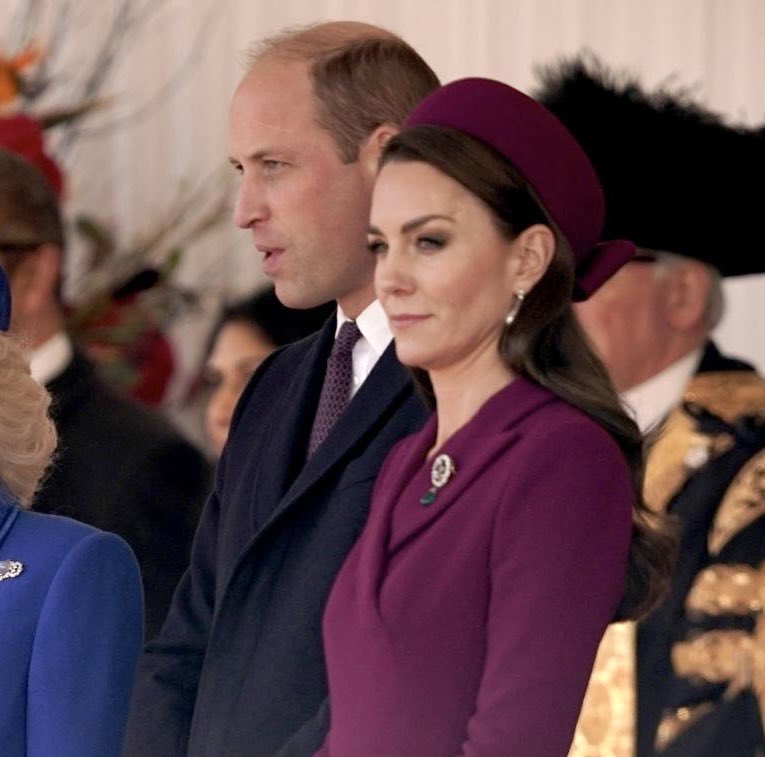 chrisshipitv's tweet photo. BREAKING NEWS
Kate has cancer.
Has just been revealed by Kensington Palace.
William and Kate told their children today after they finished school. Now being made public.
They won’t say what cancer.
Kate is having chemotherapy.
It was discovered after her January abdominal surgery https://t.co/hO78o0usYD