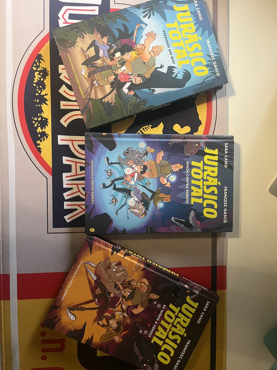 Seta1Up's tweet photo. Esta semana santa os quiero recomendar esta trilogía de libros escrita por nuestros amigos @pakozoic y @arascf. Una lectura juvenil muy amena y que debería tener su propia serie de animación! Pd: y con muchos dinosaurios!! https://t.co/K6nmdaO7vB