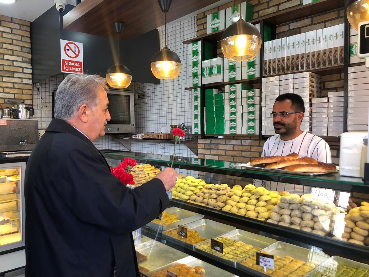 Hayati_Yazici's tweet photo. 📍Zeytinburnu

Esnaf kardeşlerimizle ve vatandaşlarımızla bir aradayız.

#HazırızKararlıyız https://t.co/seA3RhPu4s