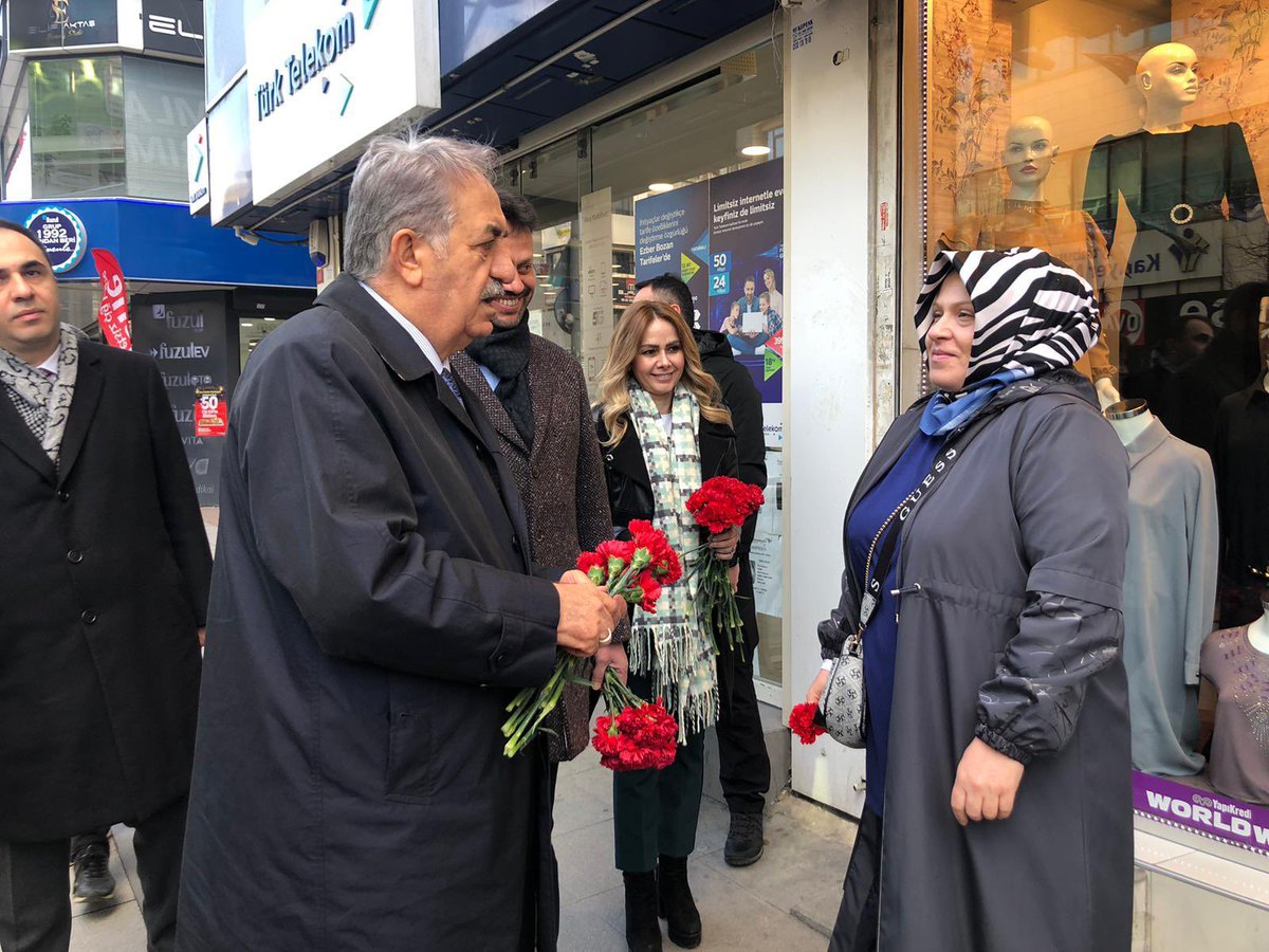 Hayati_Yazici's tweet photo. 📍Zeytinburnu

Esnaf kardeşlerimizle ve vatandaşlarımızla bir aradayız.

#HazırızKararlıyız https://t.co/seA3RhPu4s
