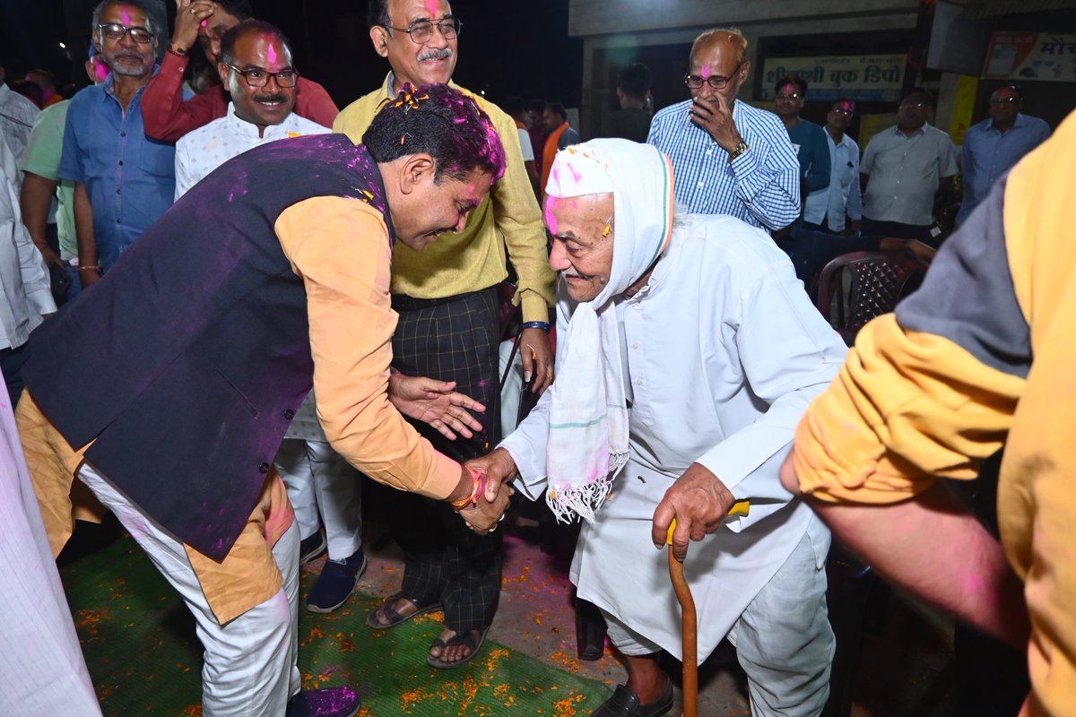 tankramvermabjp's tweet photo. रंग बिरंगी होकर आएँ खुशियाँ घर के द्वार,
ख़ूब तरक्की लेकर आए होली का त्यौहार...💐
आज बलौदाबाज़ार में राष्ट्रीय स्वयंसेवक संघ के होली मिलन उत्सव में सम्मिलित होकर गुलाल के रंगों की धूम के साथ उपस्थित बंधुओं को होली की शुभकामनाएँ दीं।
#Rss
#holifastival
#होली2024
#holi2024
#बलौदाबाज़ार
#balodabazar