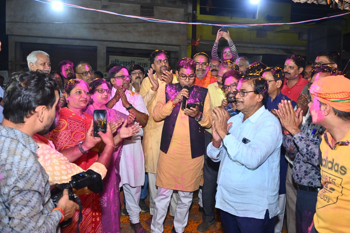 tankramvermabjp's tweet photo. रंग बिरंगी होकर आएँ खुशियाँ घर के द्वार,
ख़ूब तरक्की लेकर आए होली का त्यौहार...💐
आज बलौदाबाज़ार में राष्ट्रीय स्वयंसेवक संघ के होली मिलन उत्सव में सम्मिलित होकर गुलाल के रंगों की धूम के साथ उपस्थित बंधुओं को होली की शुभकामनाएँ दीं।
#Rss
#holifastival
#होली2024
#holi2024
#बलौदाबाज़ार
#balodabazar
