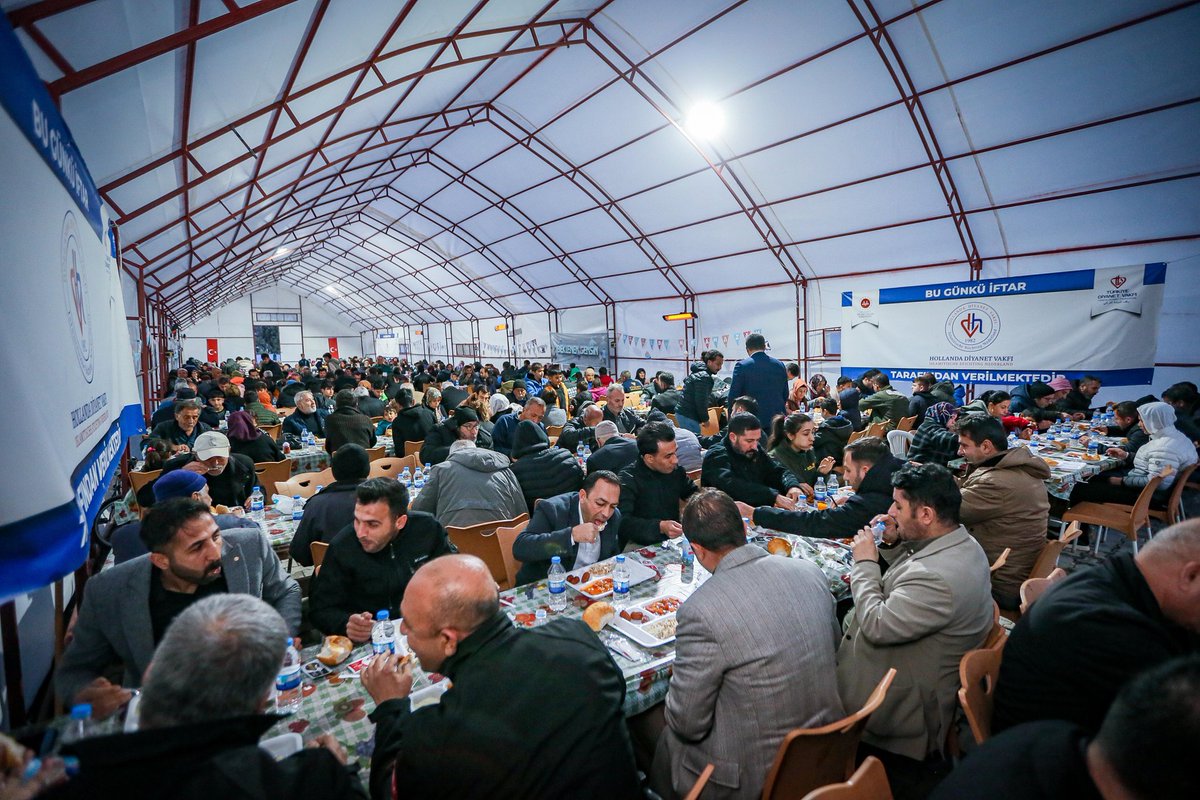 İslahiyeli hemşehrilemizle iftar sofrasında bir araya geldik. Rabbim tuttuğumuz oruçlarımızı, gönüllerimizdeki hayır duaları kabul buyursun. Birliğimiz daim olsun. 📍İslahiye Konteyner Kent