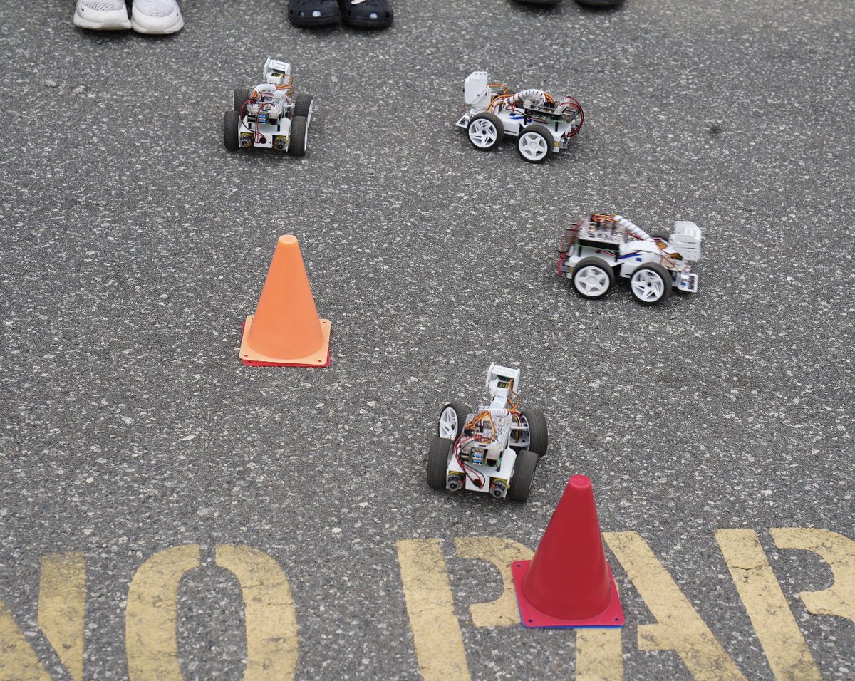 ChathamCoSch's tweet photo. Ms. Terry's 8th grade students from @GMHMiddle visited the @CCSSparkLab in Siler City today to participate in @BetaboxLearning's mobile autonomous vehicle workshops. The CCS Spark Lab is available to students all across Chatham County Schools! #OneChatham #SparkNC #TheWildcatWay https://t.co/rtxJxsUWtP