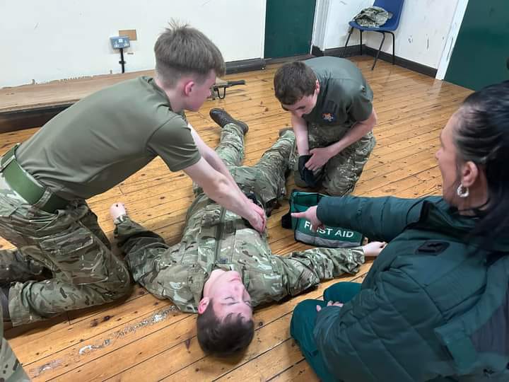 This week cadets in Doncaster put their First Aid skills to the test with the help of visiting Paramedics. Read all about their evening and see more of the photographs on our website - armycadets.com/county-news/ca… @ArmyCadetsUK @RFCAYH @4XCdtMedia @SO1_Cadet_MedFA