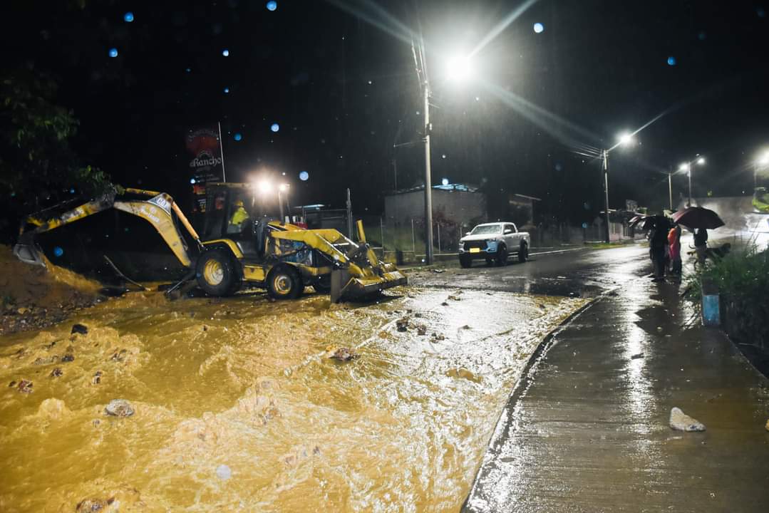 ⚡⛈️ #Yantzaza
Amanecimos con inundaciones, taponamiento d alcantarillas, deslizamientos, desbordamiento d quebradas. Desde las 4h00, en localidades urbanas y rurales, estamos dando atención con maquinaria municipal, cuadrillas de trabajo, y en coordinación con más entidades