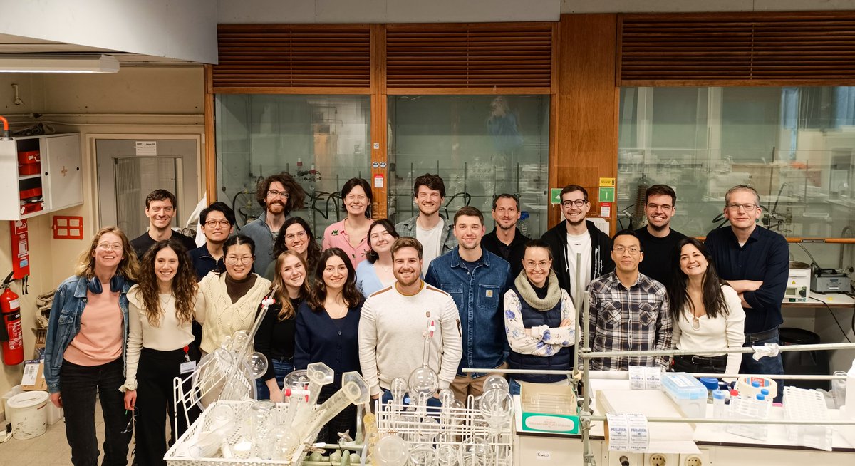 It's time to mark the end of an era in our old labs with a new group photo! As we say goodbye to our old building at #Nijenborgh4, we are very excited for our next chapter in the brand new #FeringaBuilding! @StratinghInst @univgroningen