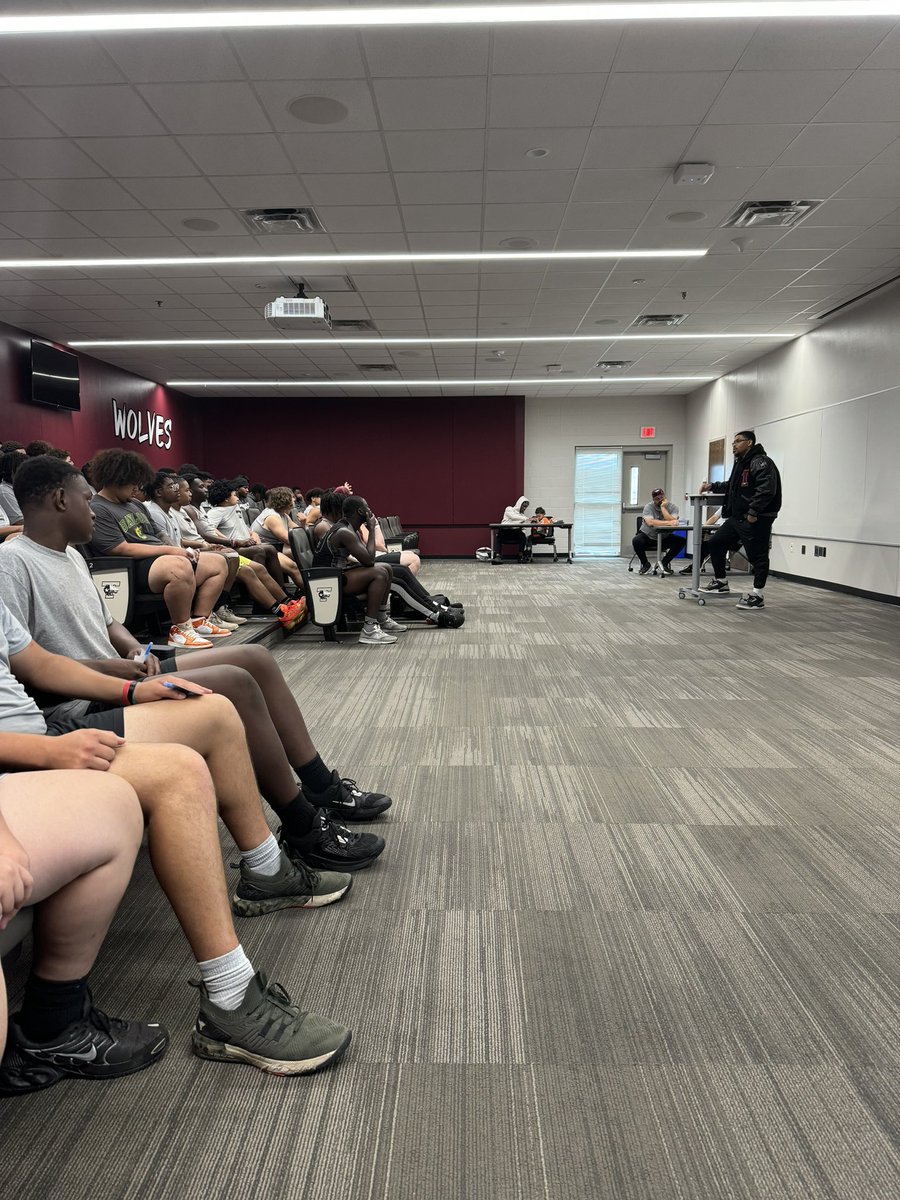 TViewWolves's tweet photo. Former Captain and All-State safety Brandon Simmons talking to the Wolves about his experiences with recruitment, college transitioning and much more..Simmons earned all conference honours at Stanford and has went on to start his own non profit with former fellow wolves 🐺 https://t.co/lN91IZ2dn0