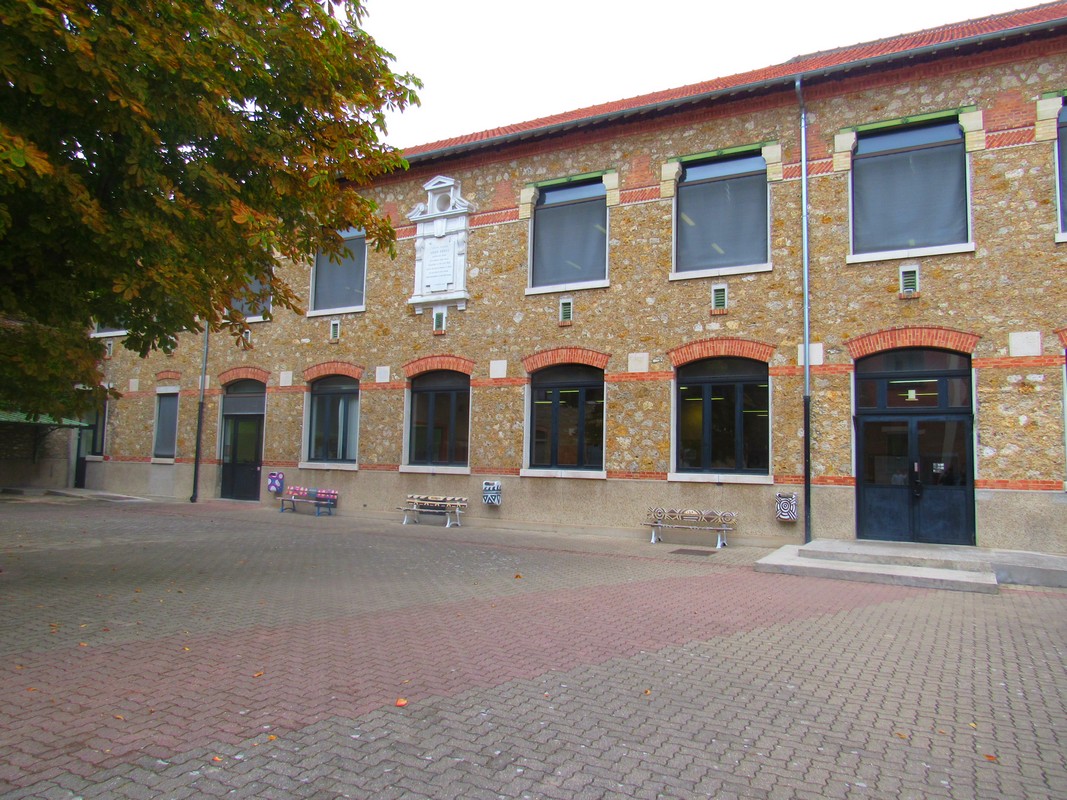 Deux classes de 4è et des élèves de 3è au <a href="/lyceebalavoine/">Lycée Daniel Balavoine de Bois-Colombes</a> de Bois-Colombes pour découvrir les formations professionnelles proposées. Merci à Mme la Proviseure <a href="/lecsegsev/">Séverine Lecomte</a>, à ses équipes et à ses élèves pour les ateliers et échanges organisés. Rappel : JPO au lycée le 23/03 9h-12h.