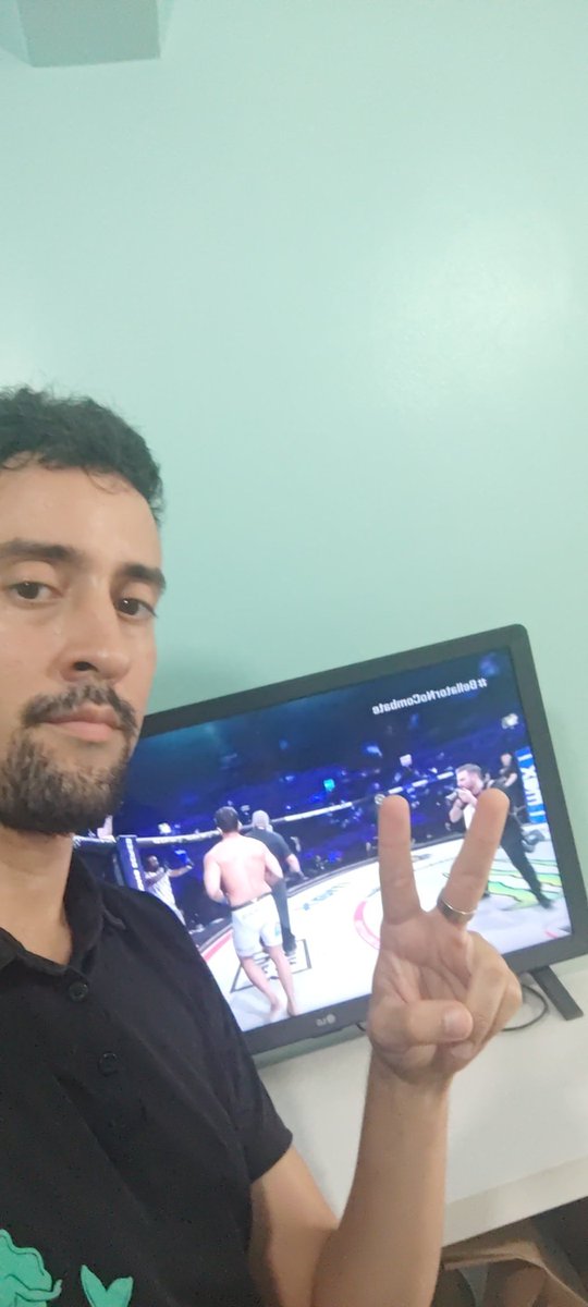 rafamirandaffc's tweet photo. Parabéns Ana, felicidade! Assistindo no trabalho 😁 Sabem se tiraram o Michael C Williams? Adorava ele como annoincer. #BellatorNoCombate https://t.co/YKRm5Tb44k