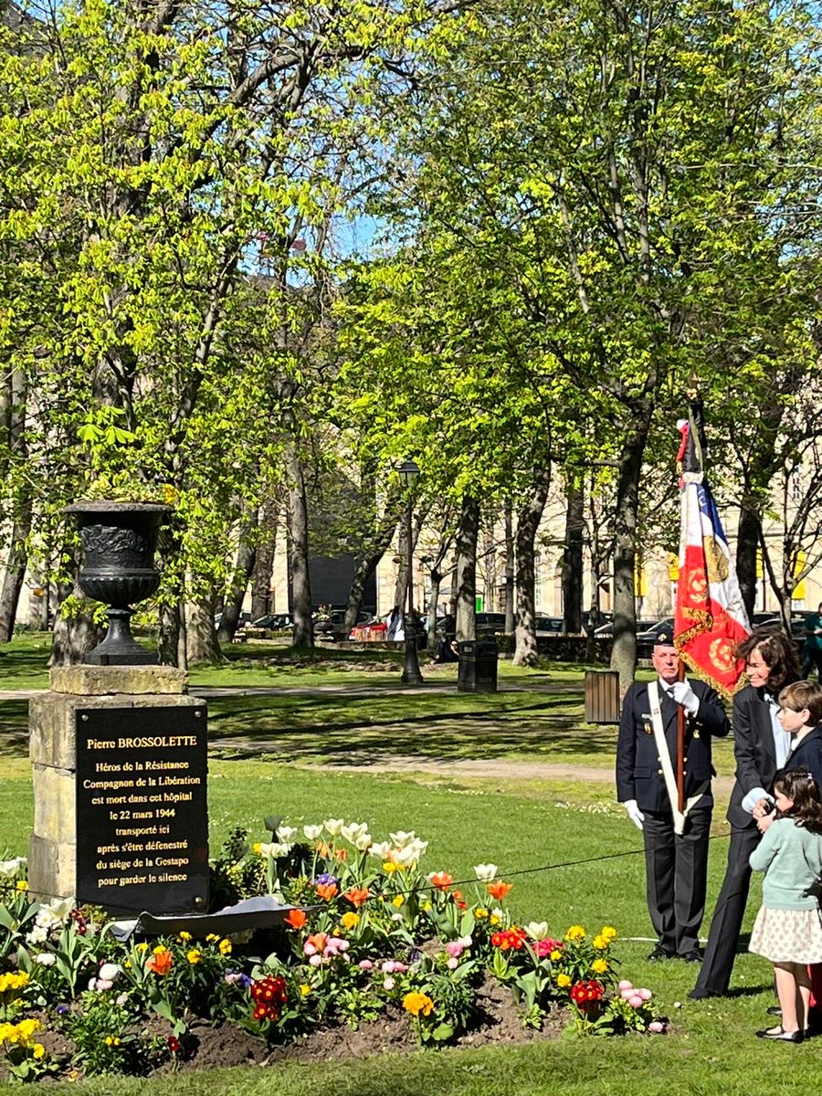 Dévoilement de la plaque en mémoire de mon grand-père Pierre Brossolette, mort il y a 80 ans à la Salpetrière après s être défenestré du siège de la Gestapo pour ne pas parler. Merci au directeur général de l APHP ⁦@nicolasrevel⁩ pour cette belle cérémonie. Salut au héros!