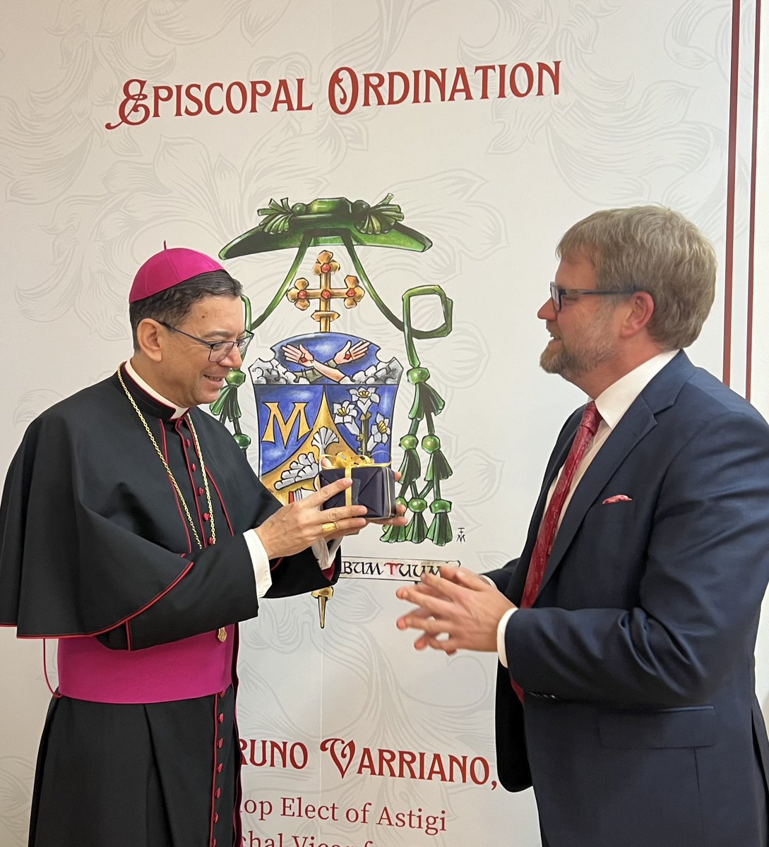 Ambassador of #Sweden pays his respects to newly ordained #LatinCatholic Bishop of #Cyprus who reiterated his appreciation for the #peacebuilding efforts of Swedish Embassy with the religious communities & committed his full cooperation. #RTCYPP @SweAmbassadorCY @LPJerusalem