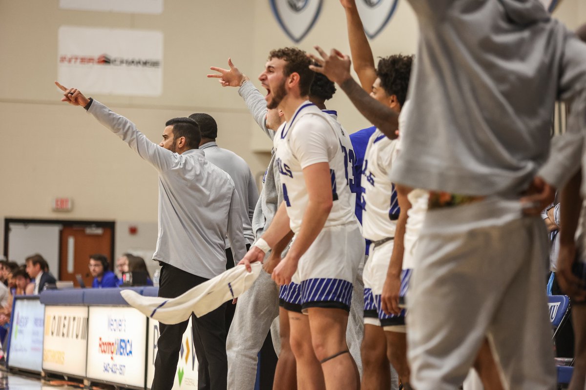 EMU_Athletics's tweet photo. 𝙒𝙀'𝙀𝙀𝙀𝙀𝙀𝙀𝙍𝙀 𝘽𝘼𝘾𝙆 with some of our favorite images from the 2023-24 basketball seasons, wrapping up the week with pics of the @Runnin_Royals! 

#CompeteTogether | #RoyalPride https://t.co/j6CPIB1Hvg